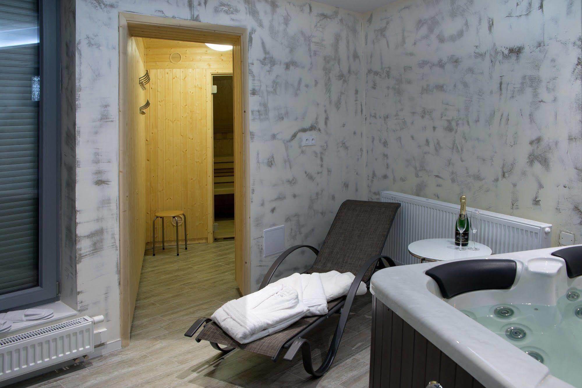 Hotel Koruna Chlumec nad Cidlinou Εξωτερικό φωτογραφία